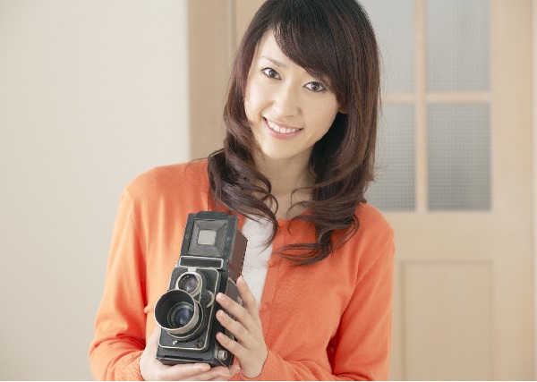 カメラを持つ若い女性