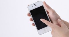 スマートフォンを操作する手