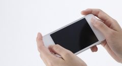 スマートフォンを持つ手