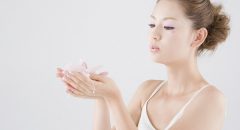 花を持つ若い女性