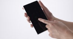 スマートフォンを操作する手