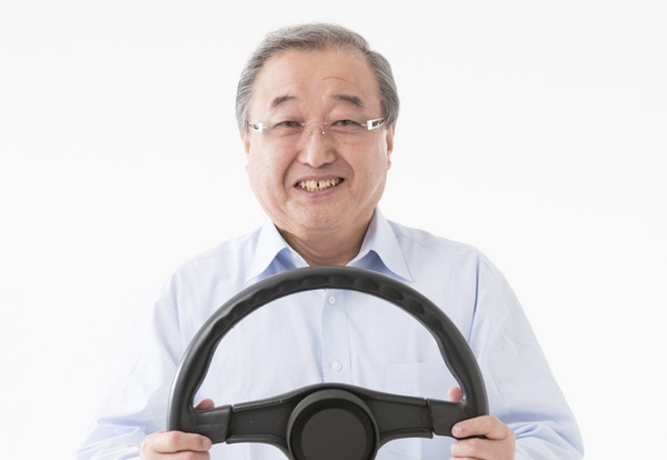 相次ぐ高齢者運転事故、75歳以上の8割が「運転に自信あり」