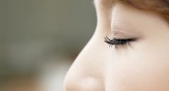 眼瞼けいれん、その具体的な原因は？栄養不足？疲れ？アルコールは関係する？片目だけに起こる？目薬で良くなる？頭痛やめまいを併発することも！