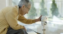 「人手不足」問題はかなり深刻化に。AI、ロボットなど新技術の登場で人手不要？飲食、小売り、介護は人材面で問題点・課題多数