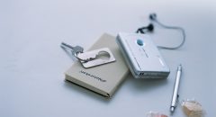 離れるとアラームが鳴るなどの機能も。取り付けるGPSタグやシールはどのようなものなの？