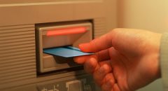 暗証番号・ATM操作がわからない…認知症になったらお金をおろせなくなる？都市・地方銀行、インターネットバンキングではどう対応する？